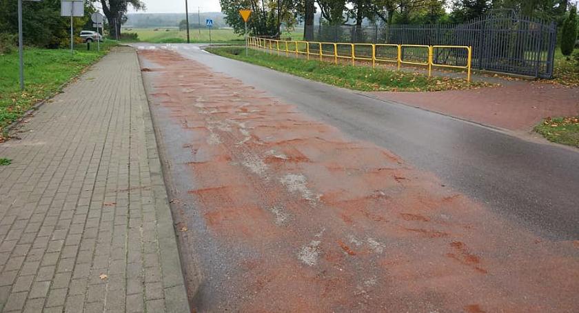 Plama oleju zagrażała kierowcom. Ciągnęła się kilka kilometrów