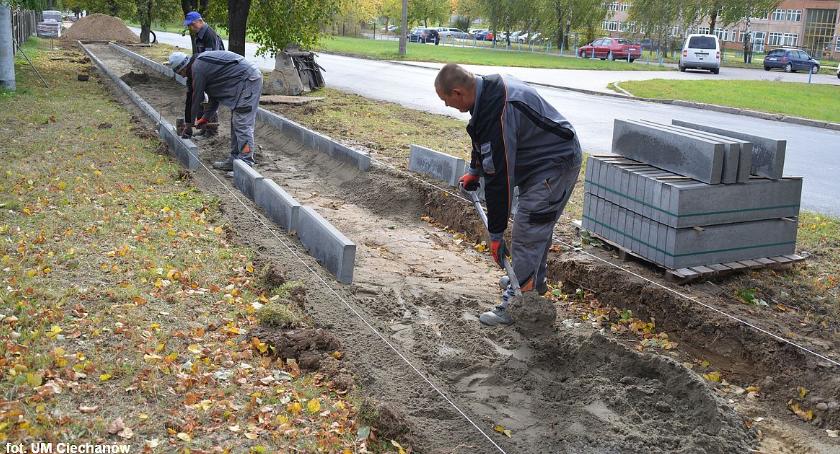 Na ul. Tysiąclecia powstaje ponad półkilometrowy odcinek chodnika