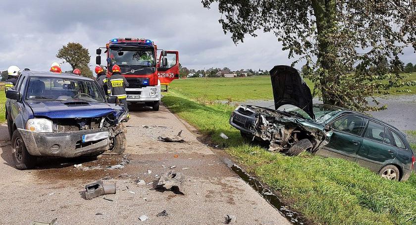 Nissan zderzył się z Mazdą na prostym odcinku drogi