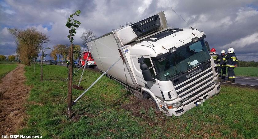 Wasze Info: Scania w rowie pod Ciechanowem. Kierowca uniknął zderzenia z autobusem (zdjęcia)