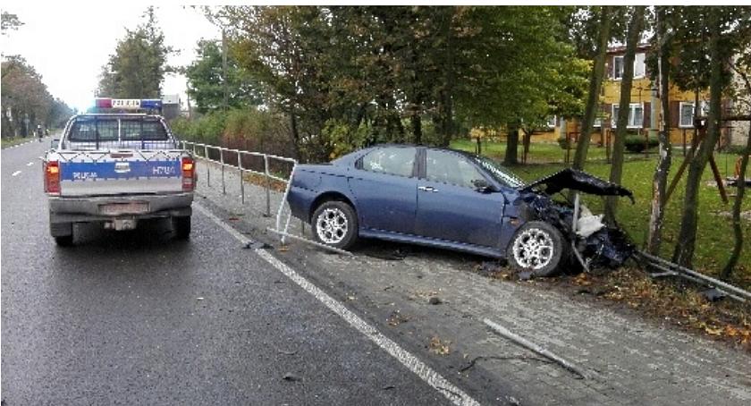 U sąsiadów: Kierowca Alfa Romeo staranował barierki ochronne. Zasnął za kierownicą?