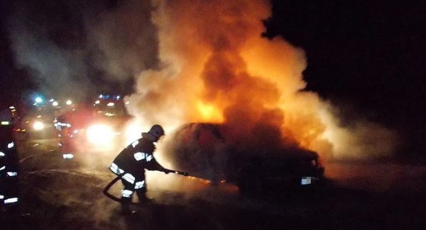 Mercedes zapalił się niedaleko Ciechanowa (zdjęcia)
