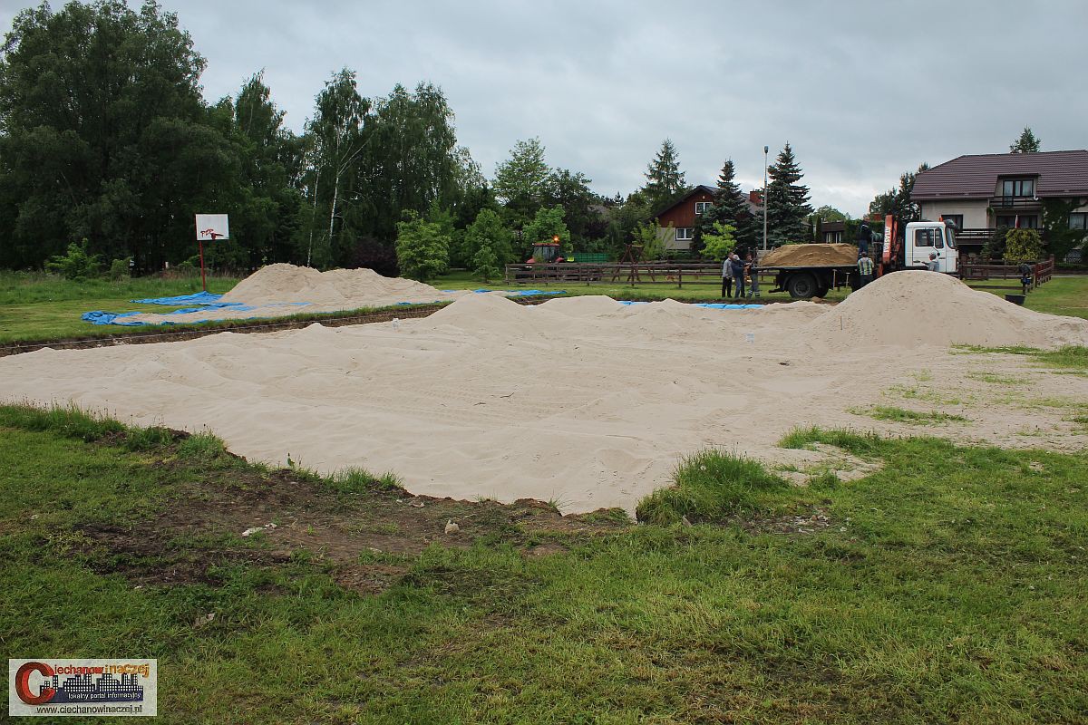 Beach volley na zamkowych błoniach. Trwa budowa boiska (zdjęcia)