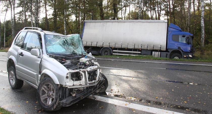 Dwie osoby ranne po zderzeniu Suzuki ze Scanią (zdjęcia)