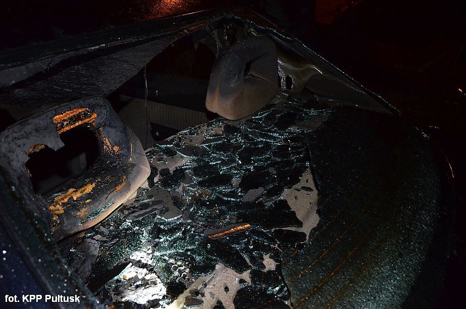 Podpalacze grasowali u sąsiadów. Polali benzyną i podpalili samochód oraz drzwi do mieszkania