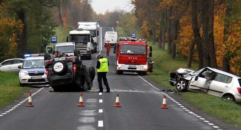 Zderzenie trzech pojazdów. Ranne cztery osoby