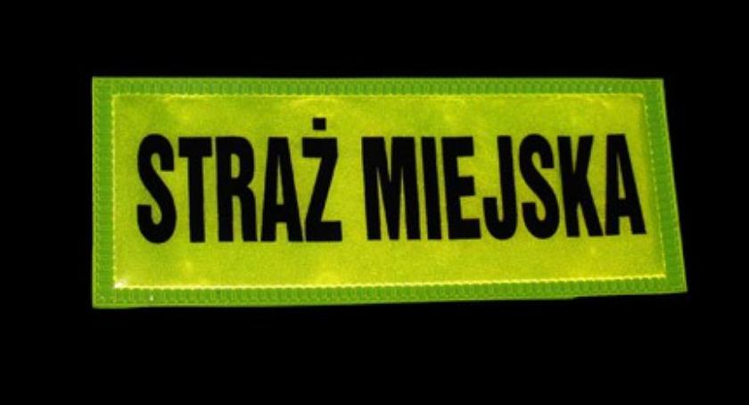 Strażnicy miejscy zatrzymali złodziei w centrum Ciechanowa. Ich łupem padły ... poduszki