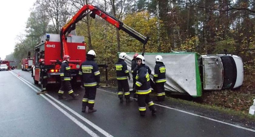Przewoziła zwierzęta, wjechała do rowu. Chwilę później zderzyły się osobówki (zdjęcia)