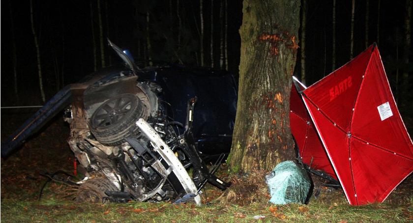 BMW uderzyło w drzewo. Młody kierowca zginął na miejscu