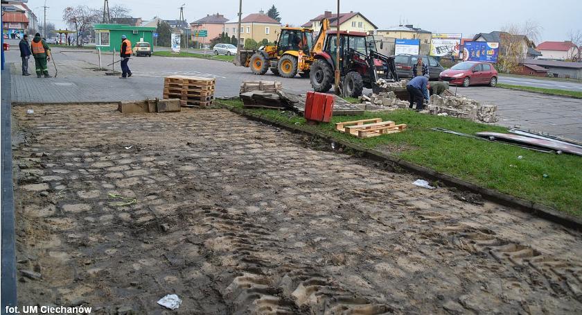 Koniec z nierównościami przed blaszakiem. Trwa przebudowa parkingu