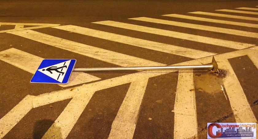 Mieszkaniec Ciechanowa w środku nocy stoczył walkę ze znakiem drogowym