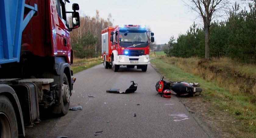 Motorowerzysta zderzył się z ciężarówką (zdjęcia)