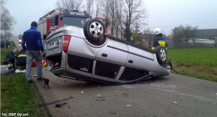 Opel dachował pod Ojrzeniem. W środku matka z dzieckiem