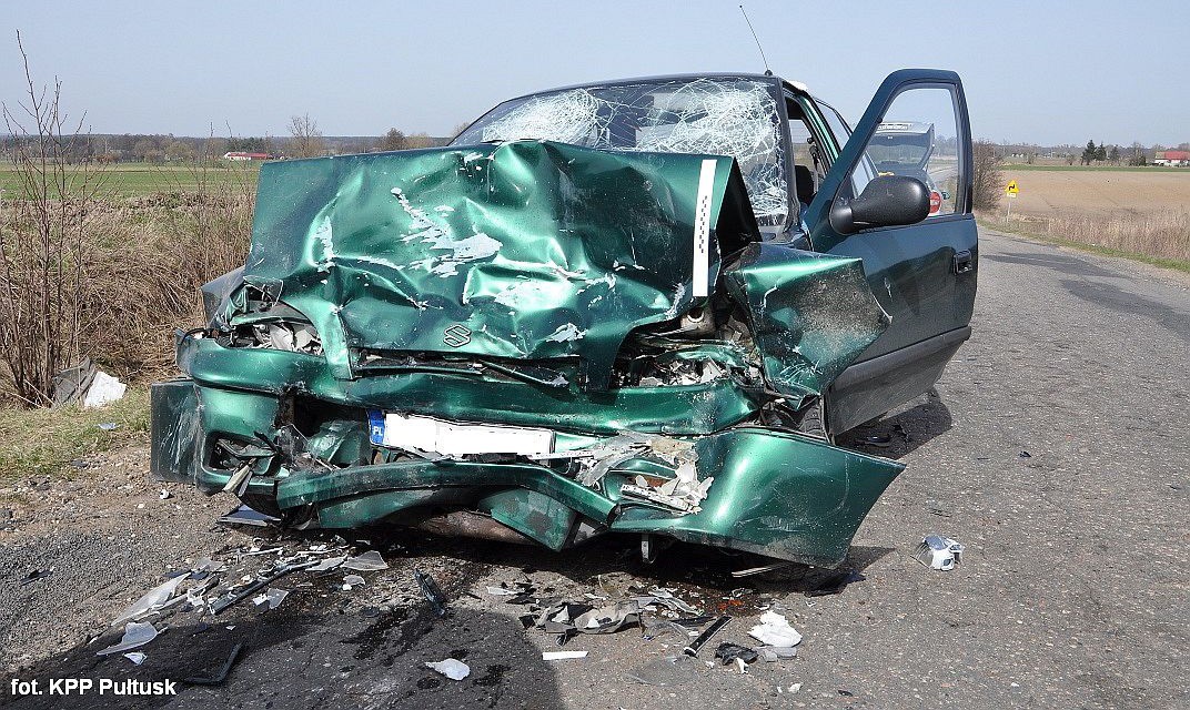 Czołowe zderzenie Toyoty z Suzuki. Matka i córka ciężko ranne (zdjęcia)