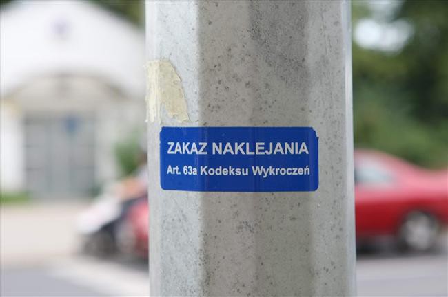 Naklejki szpecą nasze miasto