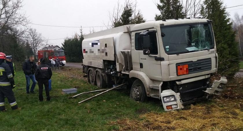 Cysterna staranowała ogrodzenie posesji niedaleko Ciechanowa (zdjęcia)
