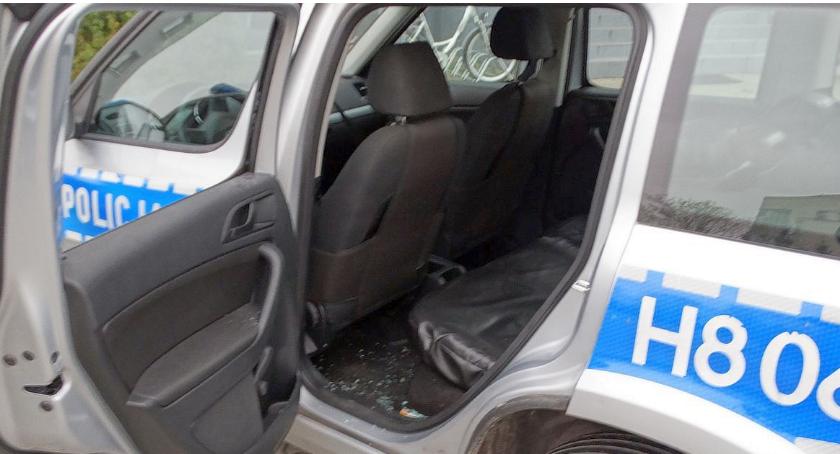 U sąsiadów: Zaatakowali policjantów i uszkodzili radiowóz