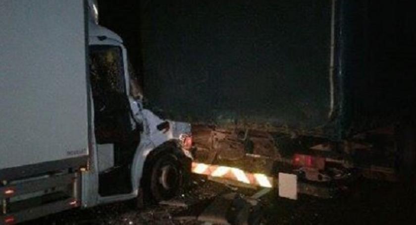 Dostawczak uderzył w ciężarówkę na trasie Ciechanów-Płońsk