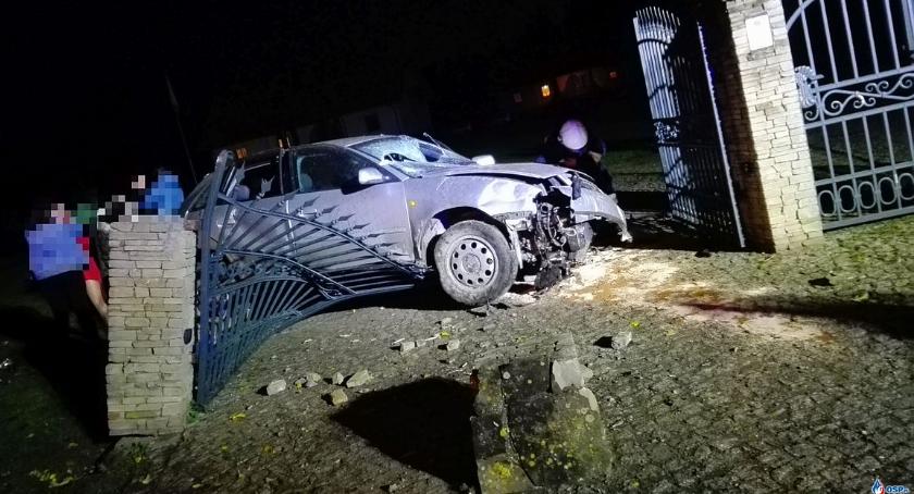 Audi dachowało i zatrzymało się na bramie posesji (zdjęcia)