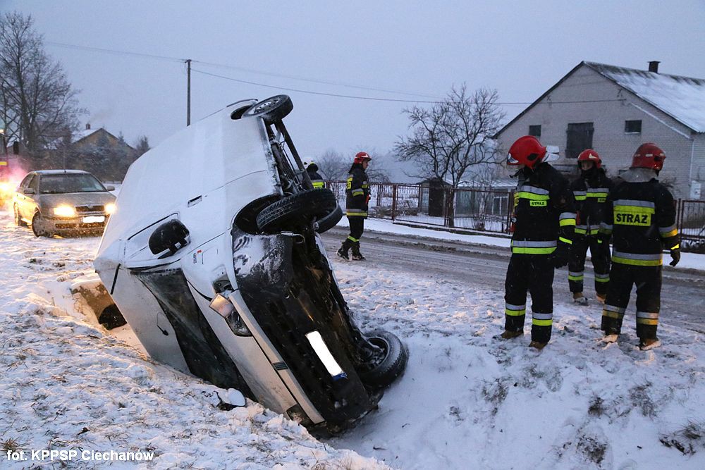 Dachował kolejny samochód. Policja apeluje o ostrożność (zdjęcia)