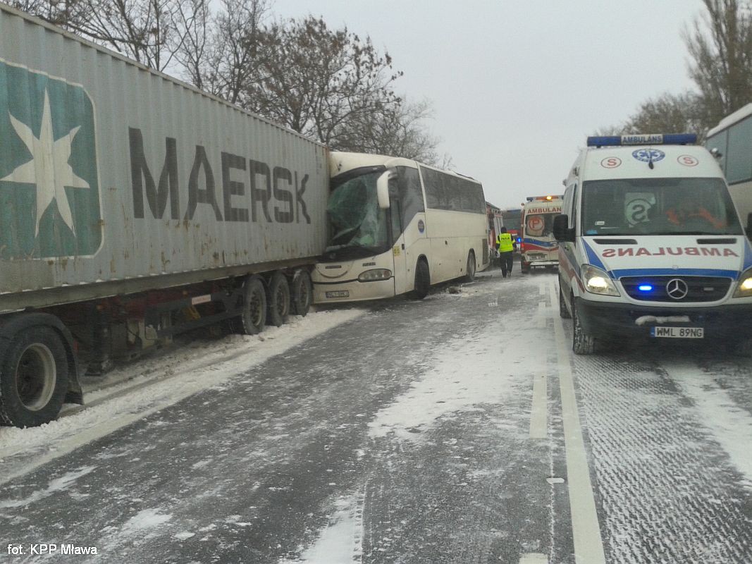 Wypadek autobusu w Wiśniewie - podsumowanie akcji ratunkowej (zdjęcia)