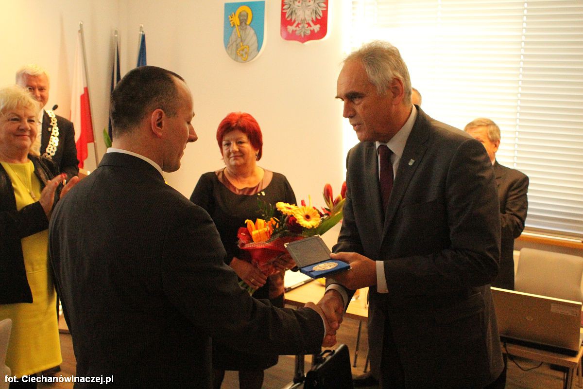 Mariusz Rytkowski i Ciechanowska Spółdzielnia Mleczarska z medalami zasłużonych dla Ciechanowa (zdję