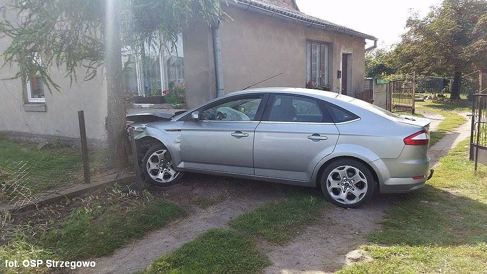Omal nie uderzył Fordem w dom. Zatrzymał się na ogrodzeniu (zdjęcia)