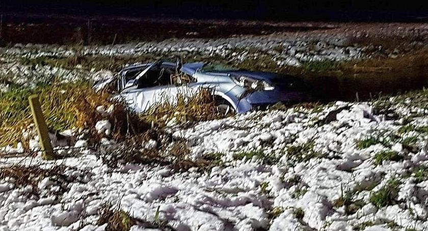 Opel wpadł do rzeki. Nie żyje kierowca