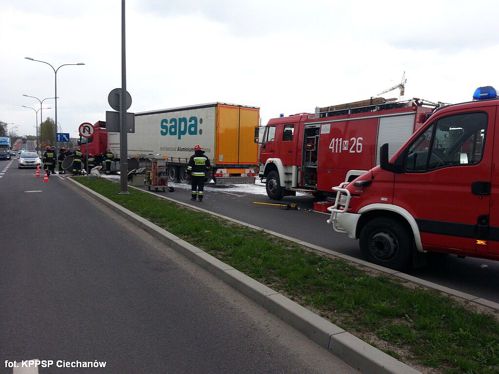 Tir uderzył w Hondę na ul. Mleczarskiej (zdjęcia)