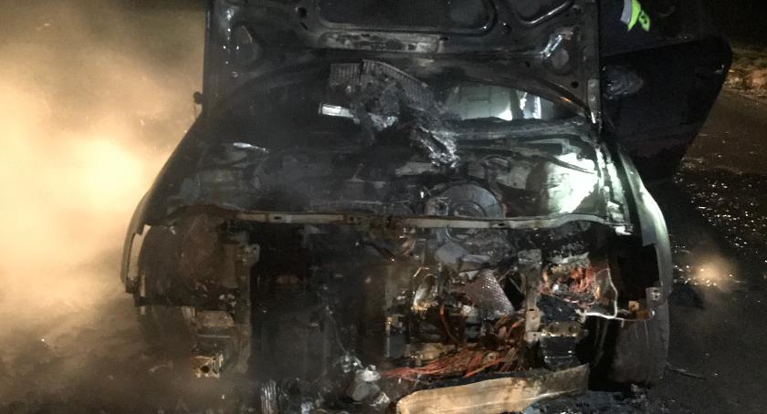 Osobowe Audi zapaliło się pod Ciechanowem (zdjęcia)