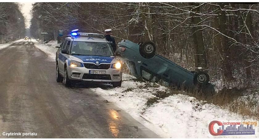 Wasze Info: Dachowanie osobówki na drodze Ciechanów - Sońsk (zdjęcia)