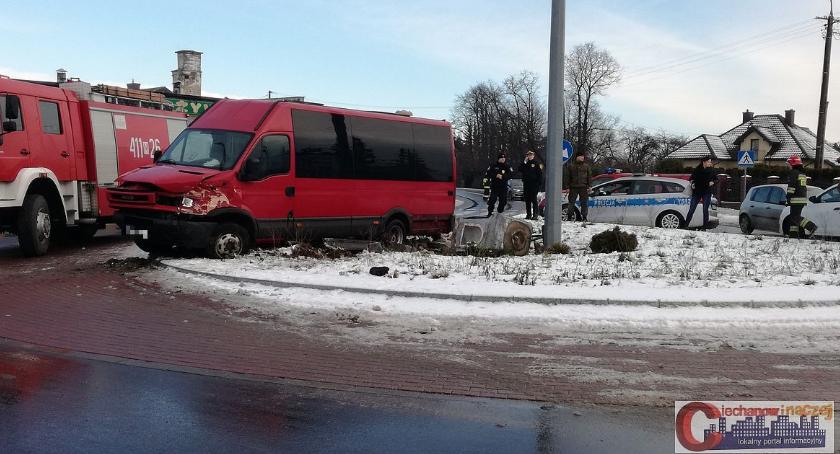 AKTUALIZACJA: Bus z żołnierzami uderzył w figurkę na rondzie w Ciechanowie (wideo/zdjęcia)
