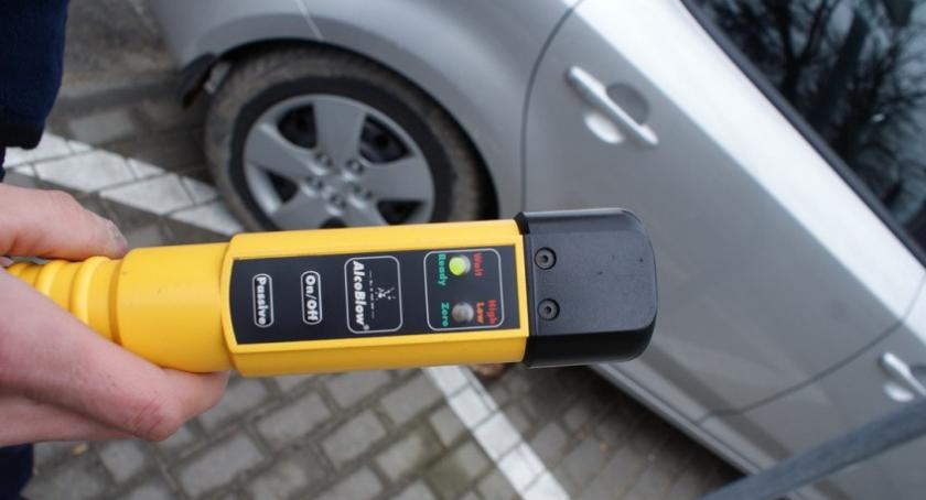 Uderzył Fordem w skarpę. Był kompletnie pijany