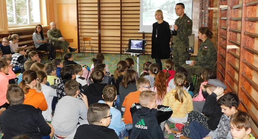 Uczniowie SP 4 spotkali się z przedstawicielami 5. Mazowieckiej Brygady Obrony Terytorialnej (foto)