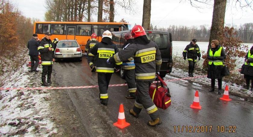 Autobus stanął w poprzek drogi. Uderzyły w niego dwa auta (zdjęcia)