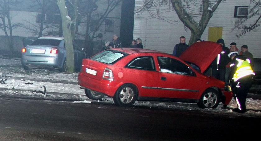 U sąsiadów: Dwie osoby ranne po zderzeniu osobówek (zdjęcia)