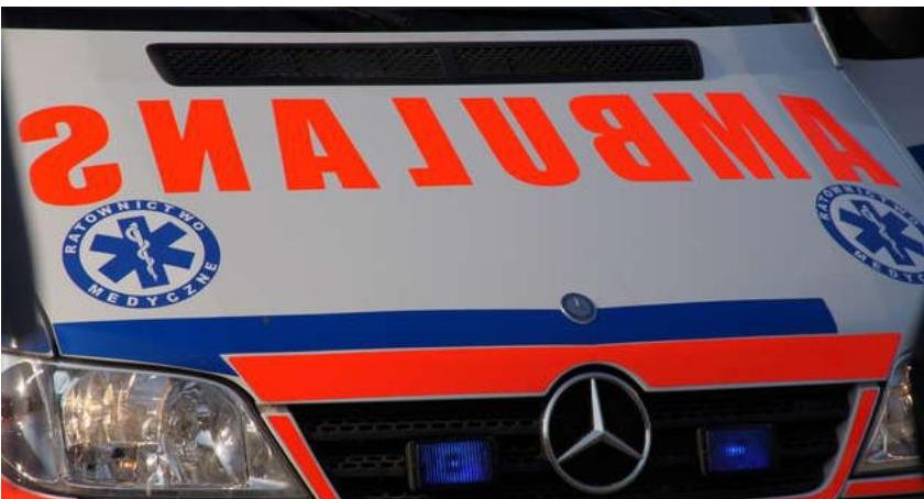 Karetka ugrzęzła w błocie. Na pomoc wezwano strażaków