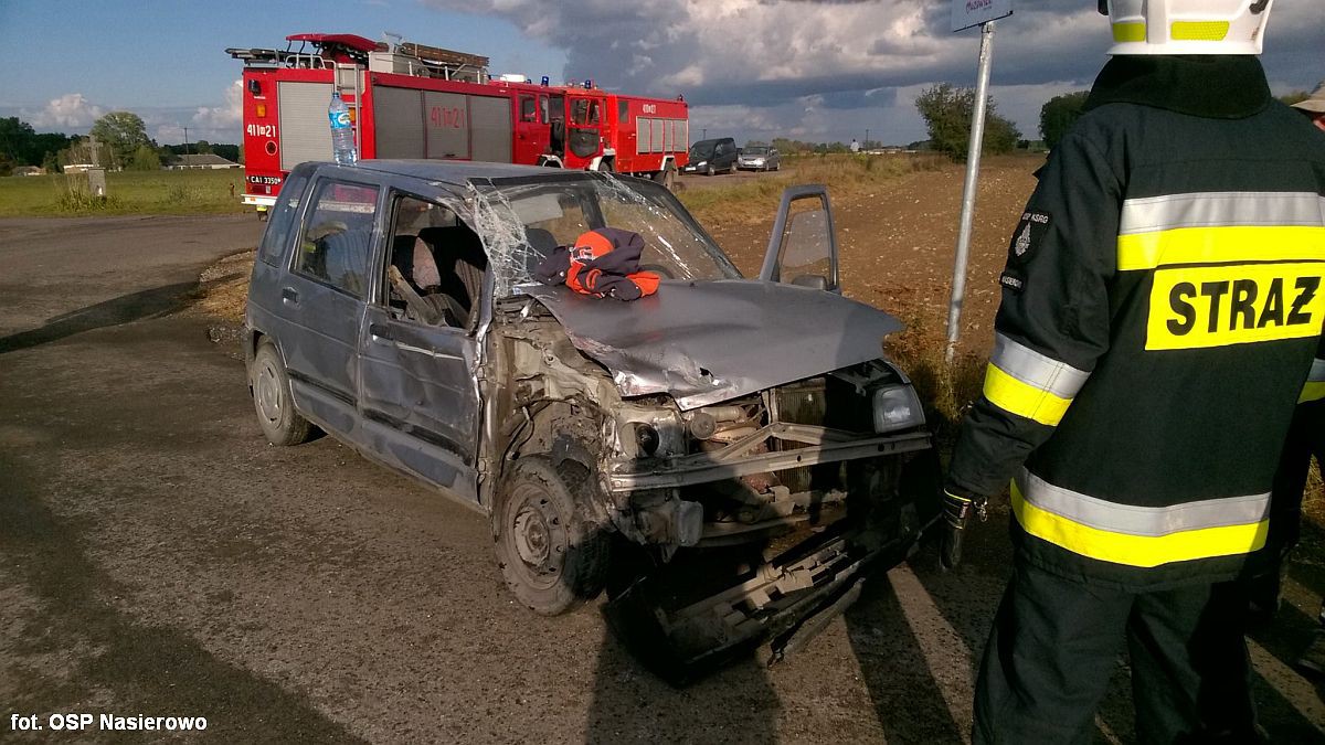 Ciężarówka zderzyła się z Tico pod Ciechanowem. Dwie osoby trafiły do szpitala