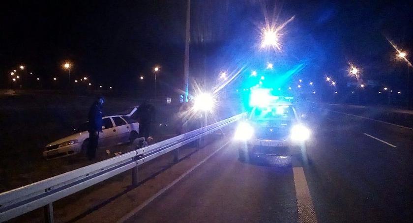 Policyjny pościg za Oplem. Auto wylądowało w rowie