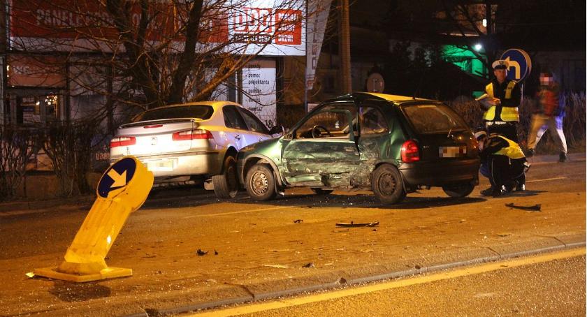 Wypadek na ul. 17 Stycznia. Jeden z kierowców był uwięziony w aucie (zdjęcia)