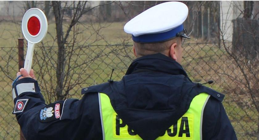 Pijany kierowca nie zatrzymał się do kontroli. Uciekł do lasu i porzucił auto