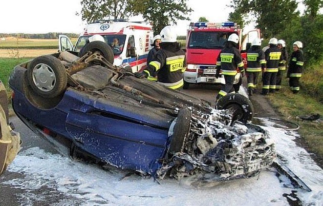Dachowanie Suzuki. Kierowca ranny, auto do kasacji