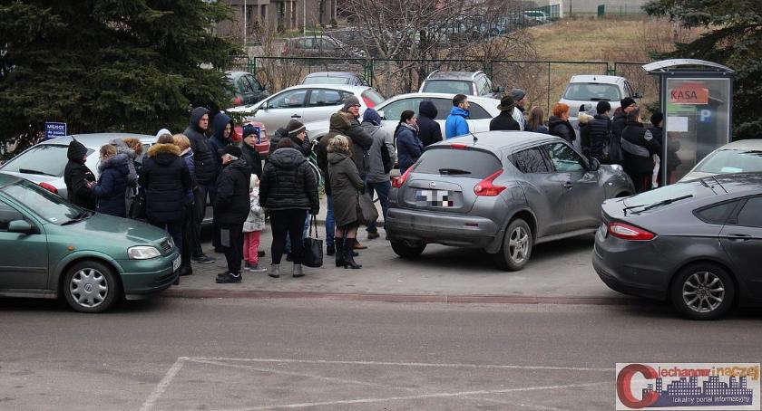 Wasze Info: Kilkadziesiąt osób w kolejce do parkometru przy szpitalu