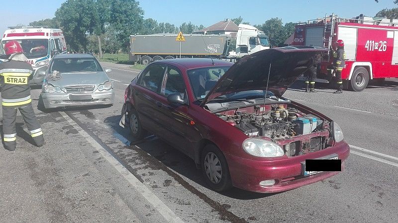 Mercedes uderzył w Lanosa pod Ciechanowem (zdjęcia)
