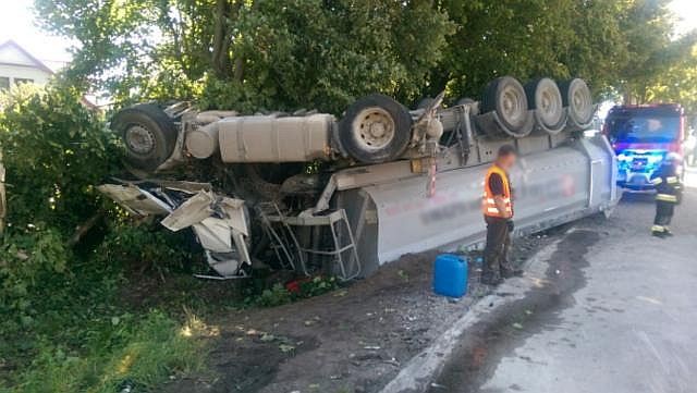 Zderzenie osobówki z ciężarówką. Ranna 35-latka z powiatu ciechanowskiego. Jechała z trójką dzieci