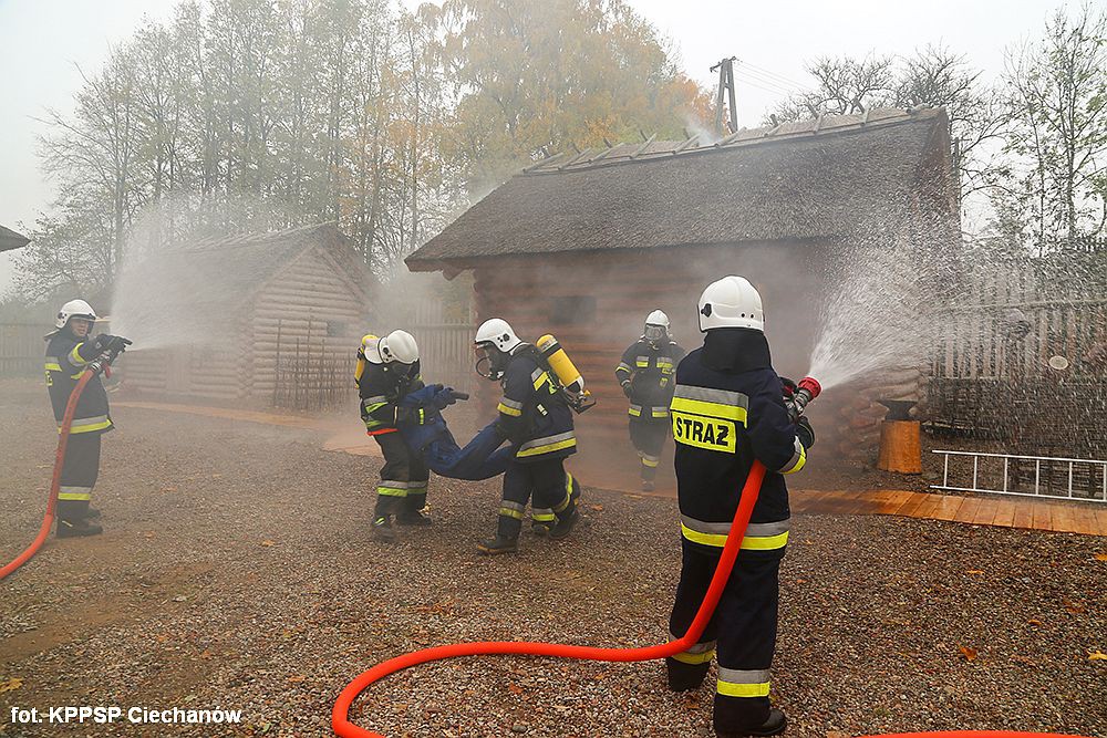 Kłęby dymu, płonące budynki i samochód - działania strażaków w średniowiecznym grodzisku (zdjęcia)