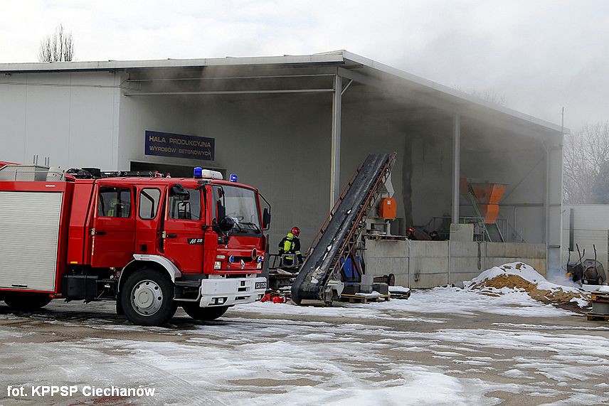 Pożar w zakładzie produkcyjnym w Ciechanowie (zdjęcia)