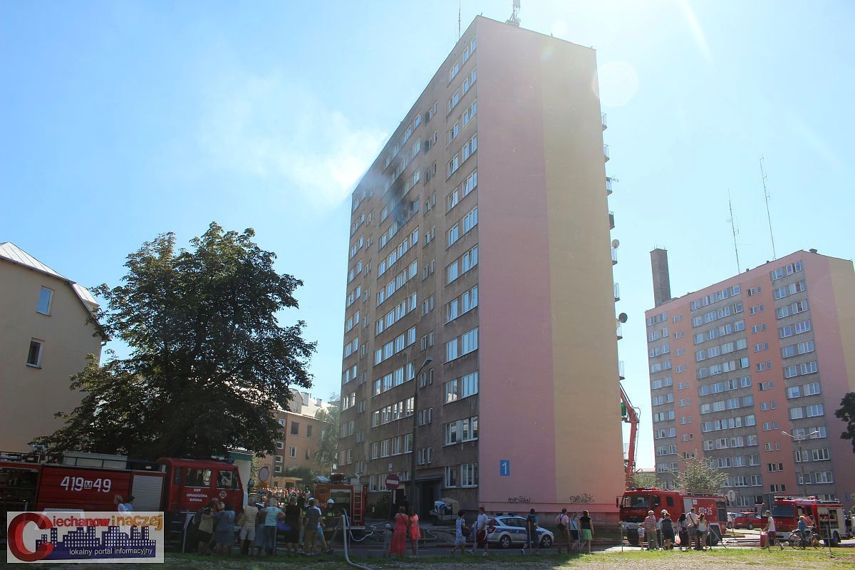Pożar wieżowca w Ciechanowie. Zginęła jedna osoba (zdjęcia)