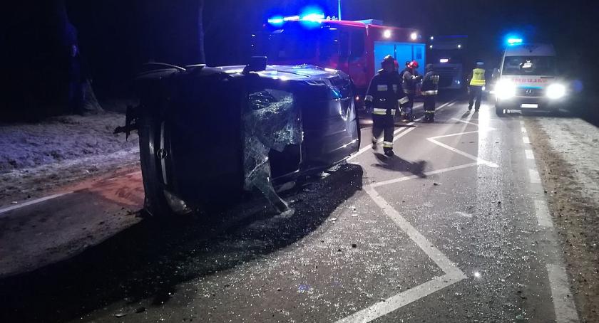 Stracił panowanie nad Oplem i dachował
