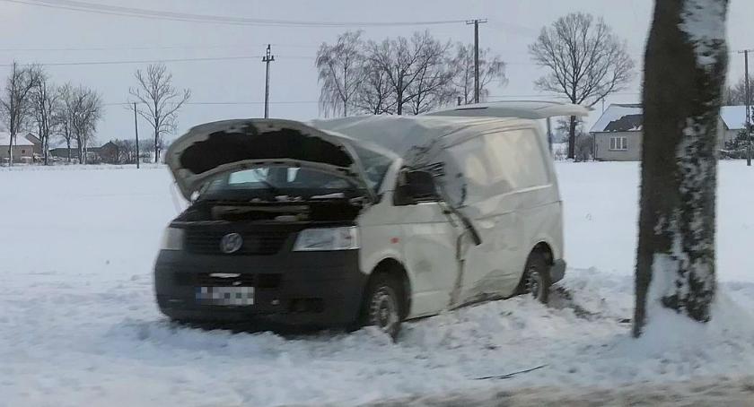 Wasze Info: Bus uderzył w drzewo pod Ciechanowem (zdjęcia)